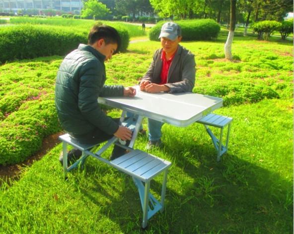 Összecsukható turista asztal - sikeres modell a kellemes pikniknek