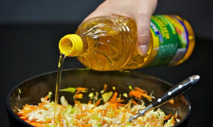 A káposzta és a sárgarépa vitamin-saláta lépésről lépésre történő receptje