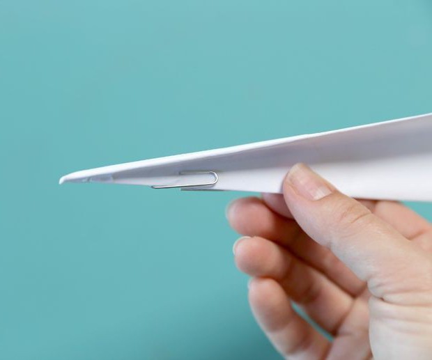 Hogyan készítsünk repülőgépeket a papírról a saját kezünkkel?