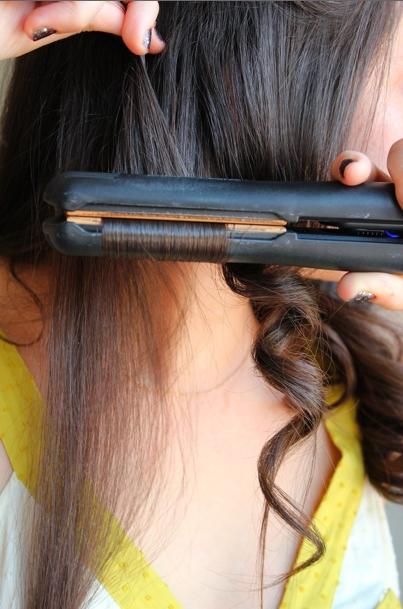 Hogyan hajlítsa a haját vasalással vagy curling vasal?