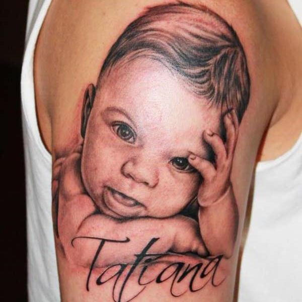 Tattoo a gyerekek nevével: egy megható hagyomány vagy egy tisztelet a divatnak?